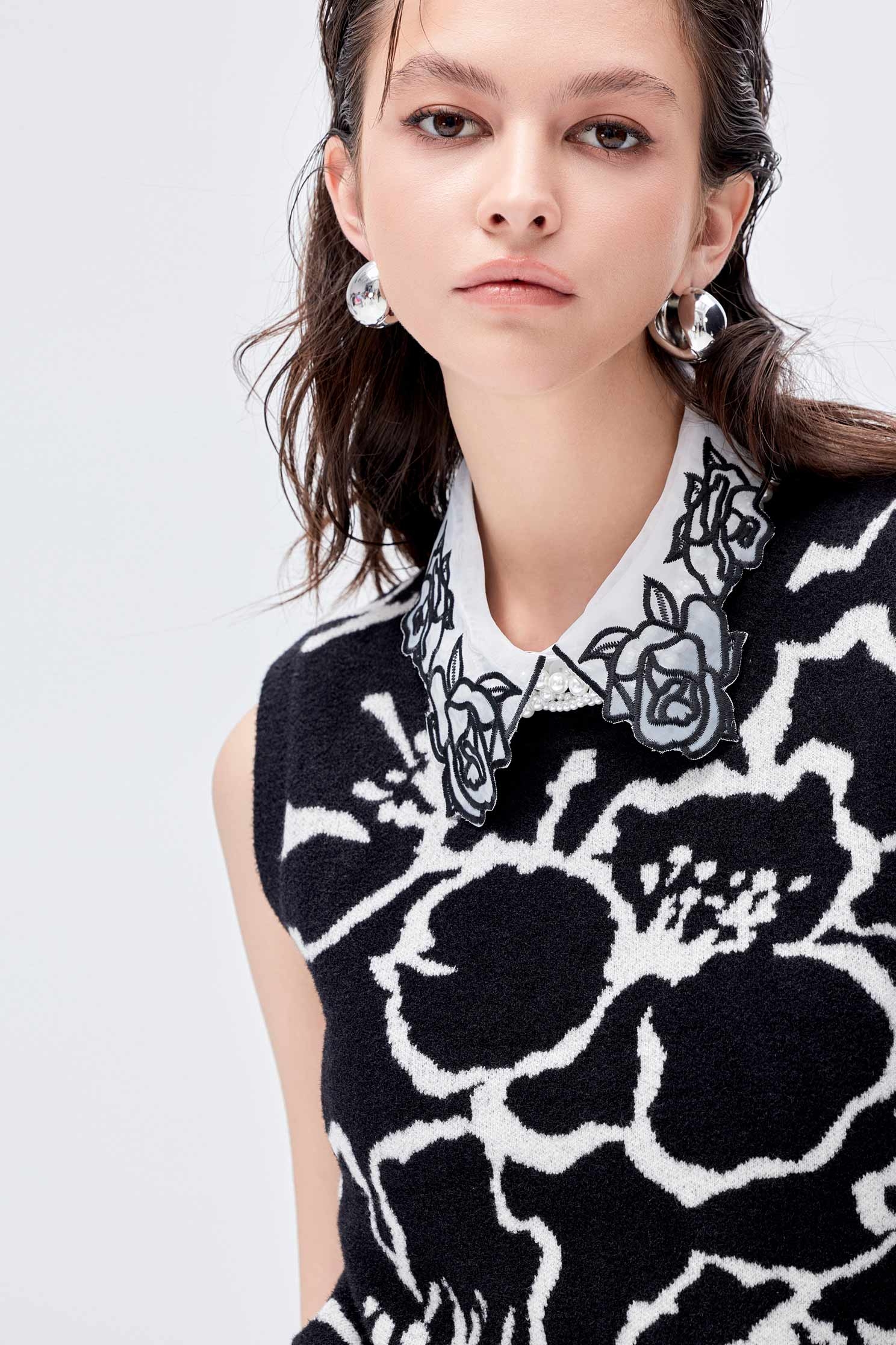 False Collar With Black embroidered Floral DetailFalse Collar With Black embroidered Floral Detail,Embroidered,Season (AW) Look