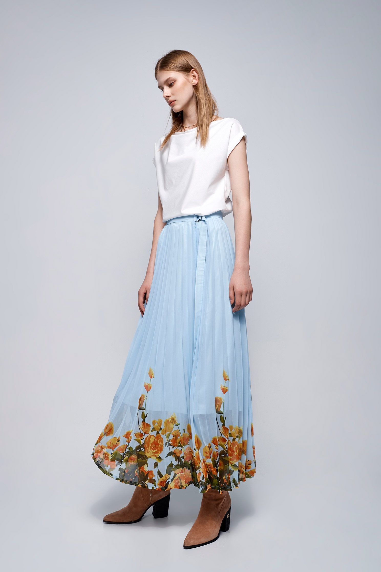 Blue Pleated Chiffon Skirt With Contrast Floral PrintChiffon pleated skirt with rose garden pattern,Tops,mothergift,Pleated skirts,Season (AW) Look,Tutu skirts,Midi skirts,Chiffon