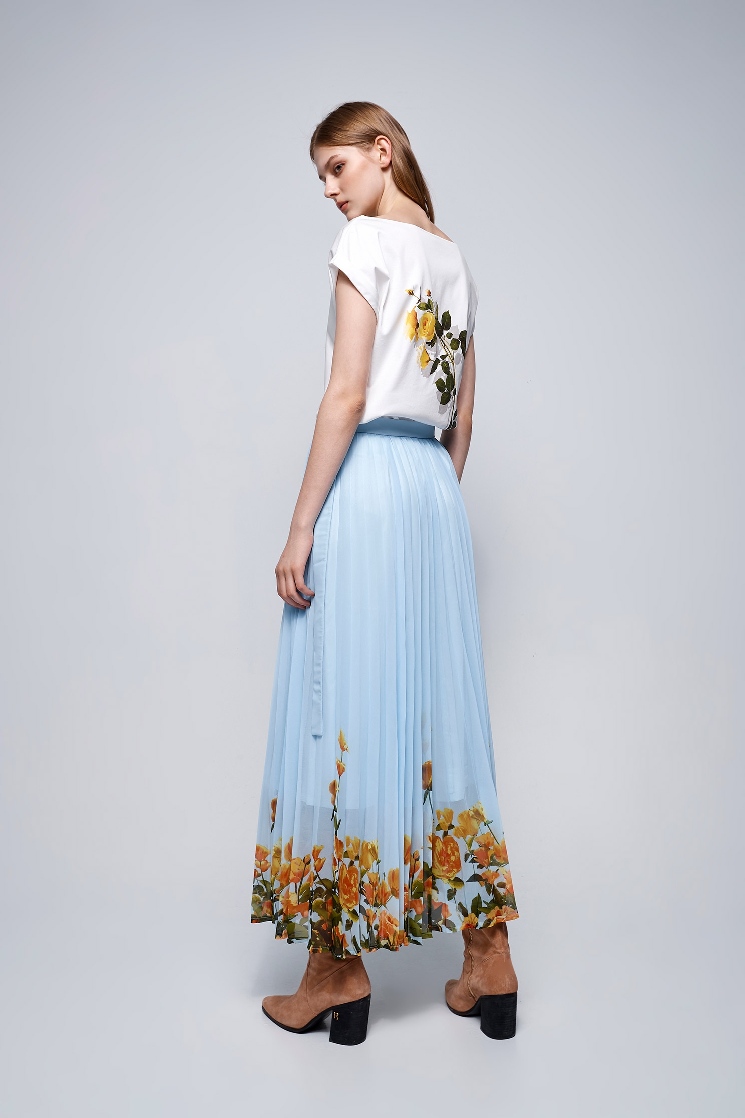 Blue Pleated Chiffon Skirt With Contrast Floral PrintChiffon pleated skirt with rose garden pattern,Tops,mothergift,Pleated skirts,Season (AW) Look,Tutu skirts,Midi skirts,Chiffon