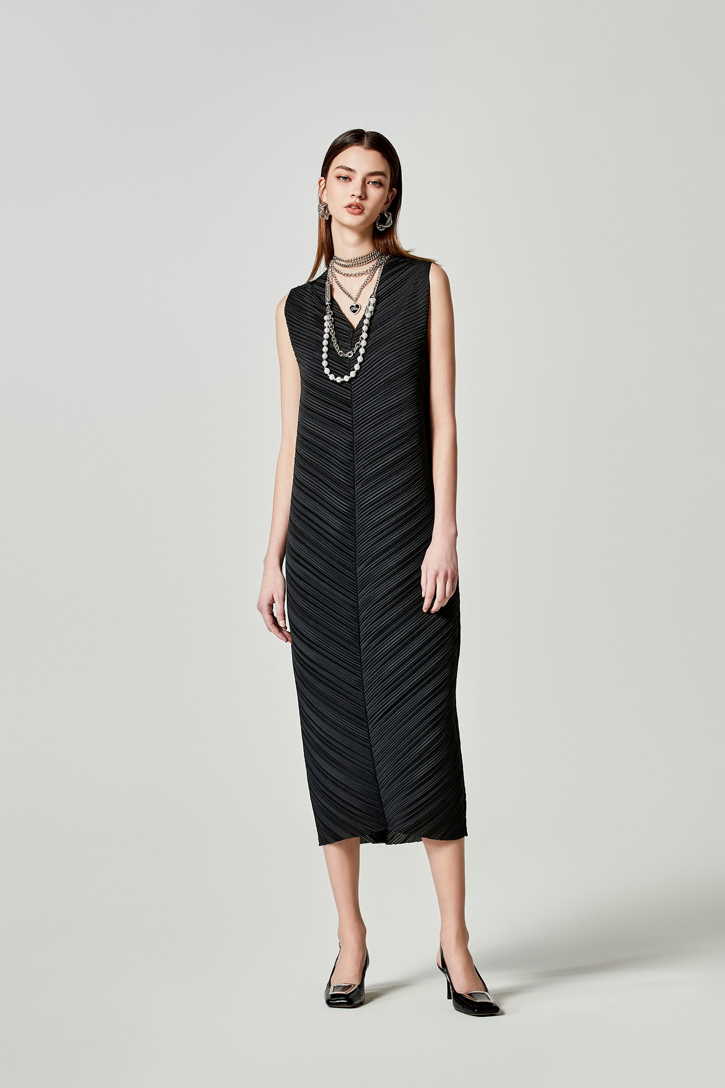 Full Pleated V-neck Sleeveless DressFull Pleated V-neck Sleeveless Dress,Dresses,Season (SS) Look