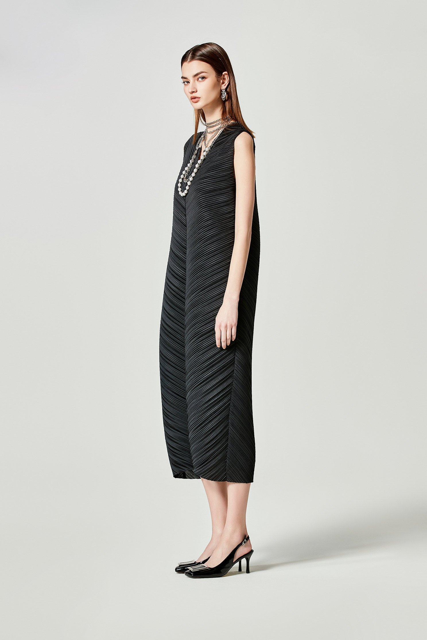 Full Pleated V-neck Sleeveless DressFull Pleated V-neck Sleeveless Dress,Dresses,Season (SS) Look