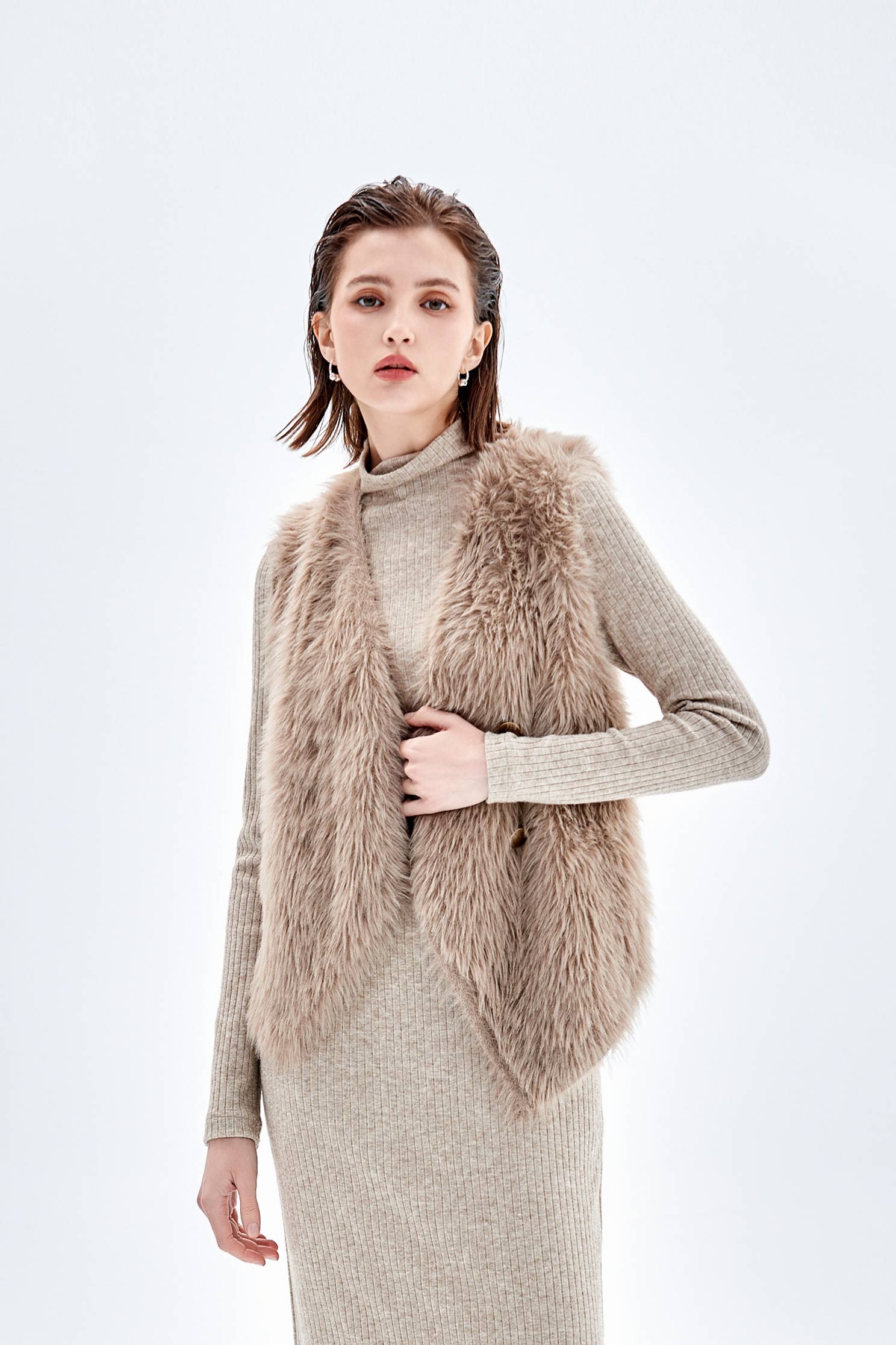 V-neck Faux Fur VestV-neck Faux Fur Vest,sleeveless tops,Outerwear,sleeveless tops,Season (AW) Look,sleeveless tops,Knitted,Knitted coats,Knitted tops