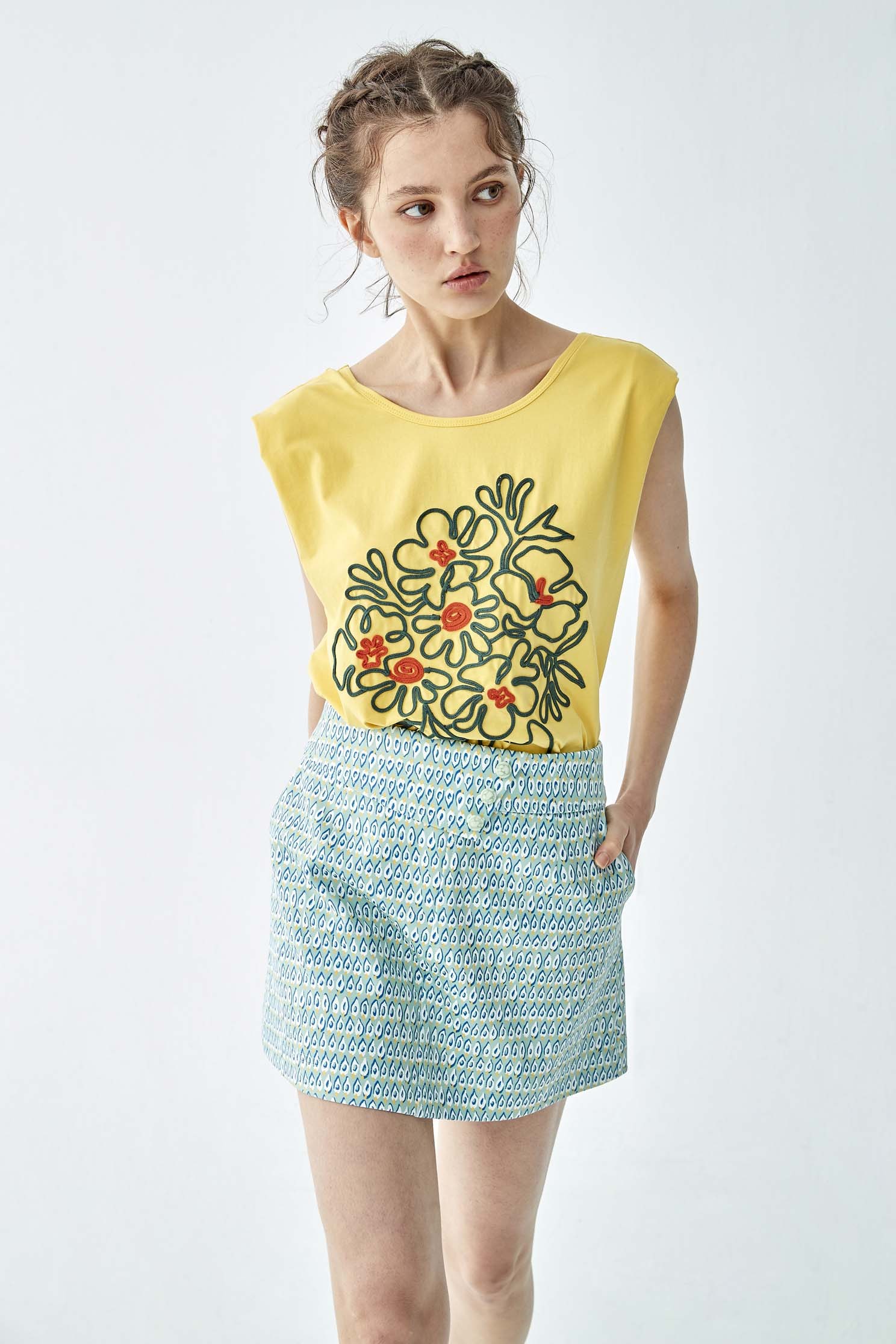 Padded Shoulder Vest With Floral GraphicT-shirt with potted plant totem,T-shirts,sleeveless tops,Tops,Season (SS) Look,comfotism