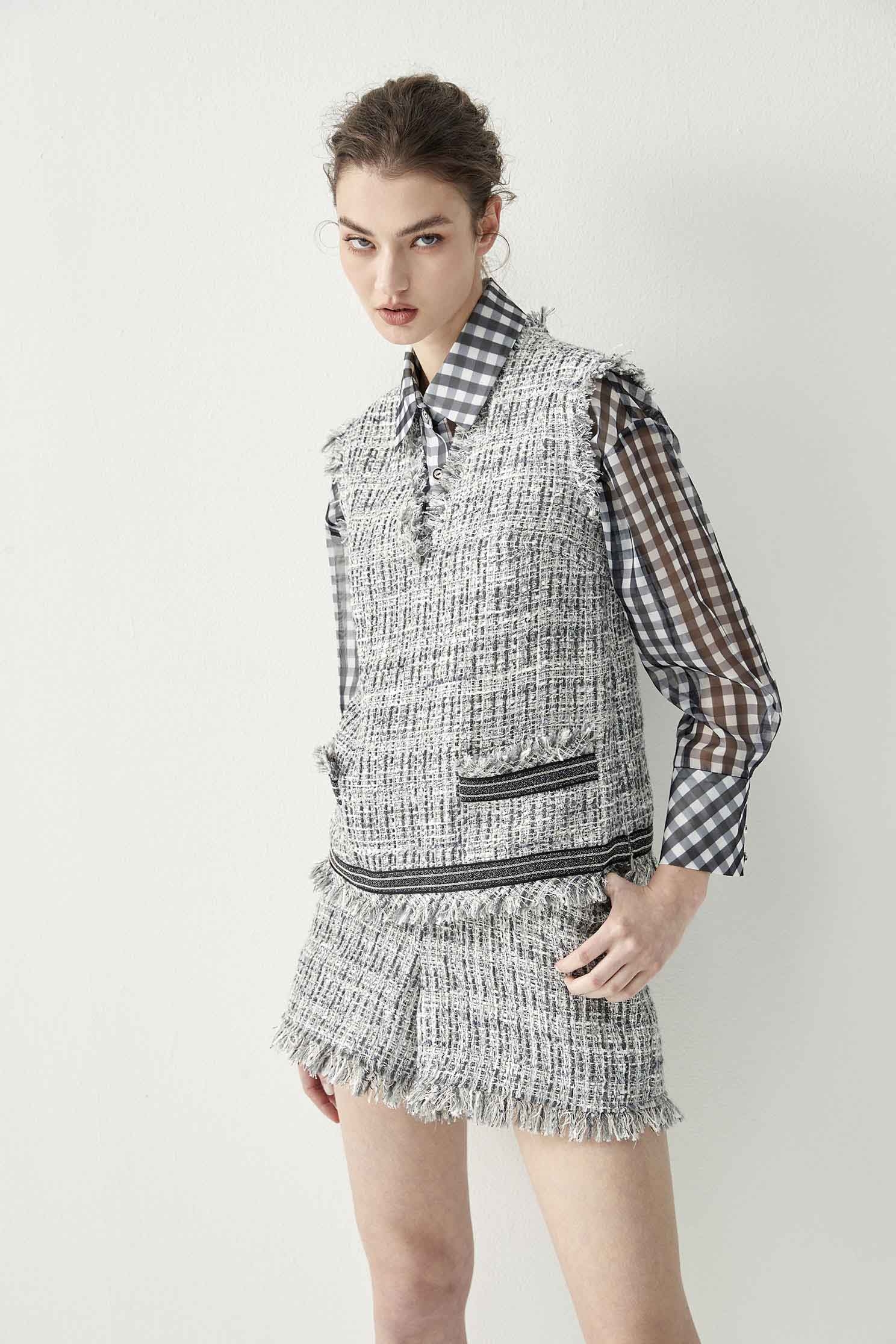 V-Neck Tweed Grey Vest With Contrast Trim DetailTweed sleeveless top with fringed edge,sleeveless tops,Office Looks,Tops,Season (SS) Look,sleeveless tops,simple outfits,Back To Classic,sleeveless tops,upperclass,Back To B/W