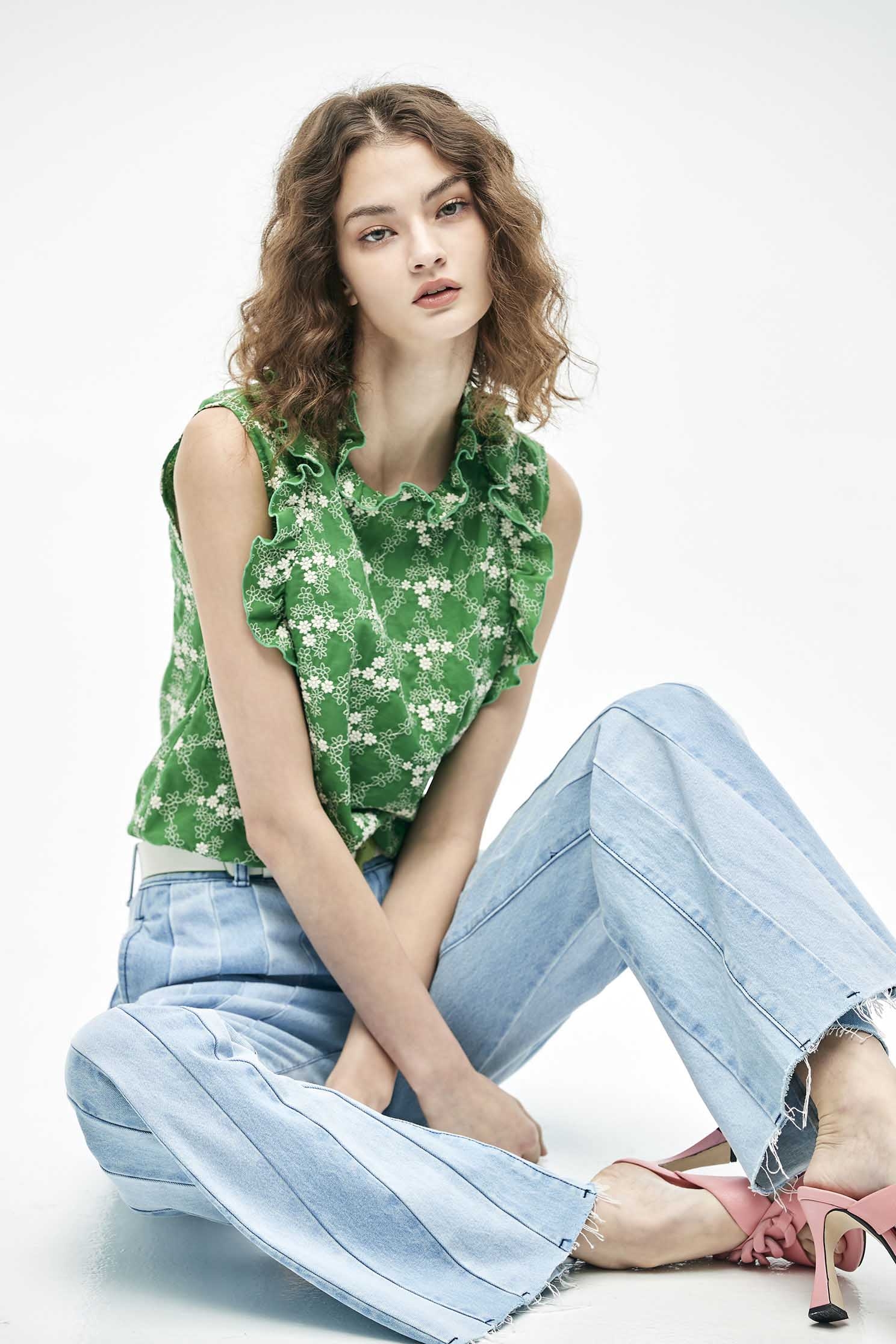 Ruffle Collar Green Vest With Contrast White Floral EmbroideryTop with Gaisang flower embroidery,sleeveless tops,Tops,Embroidered,Season (SS) Look,Embroidered tops,sleeveless tops