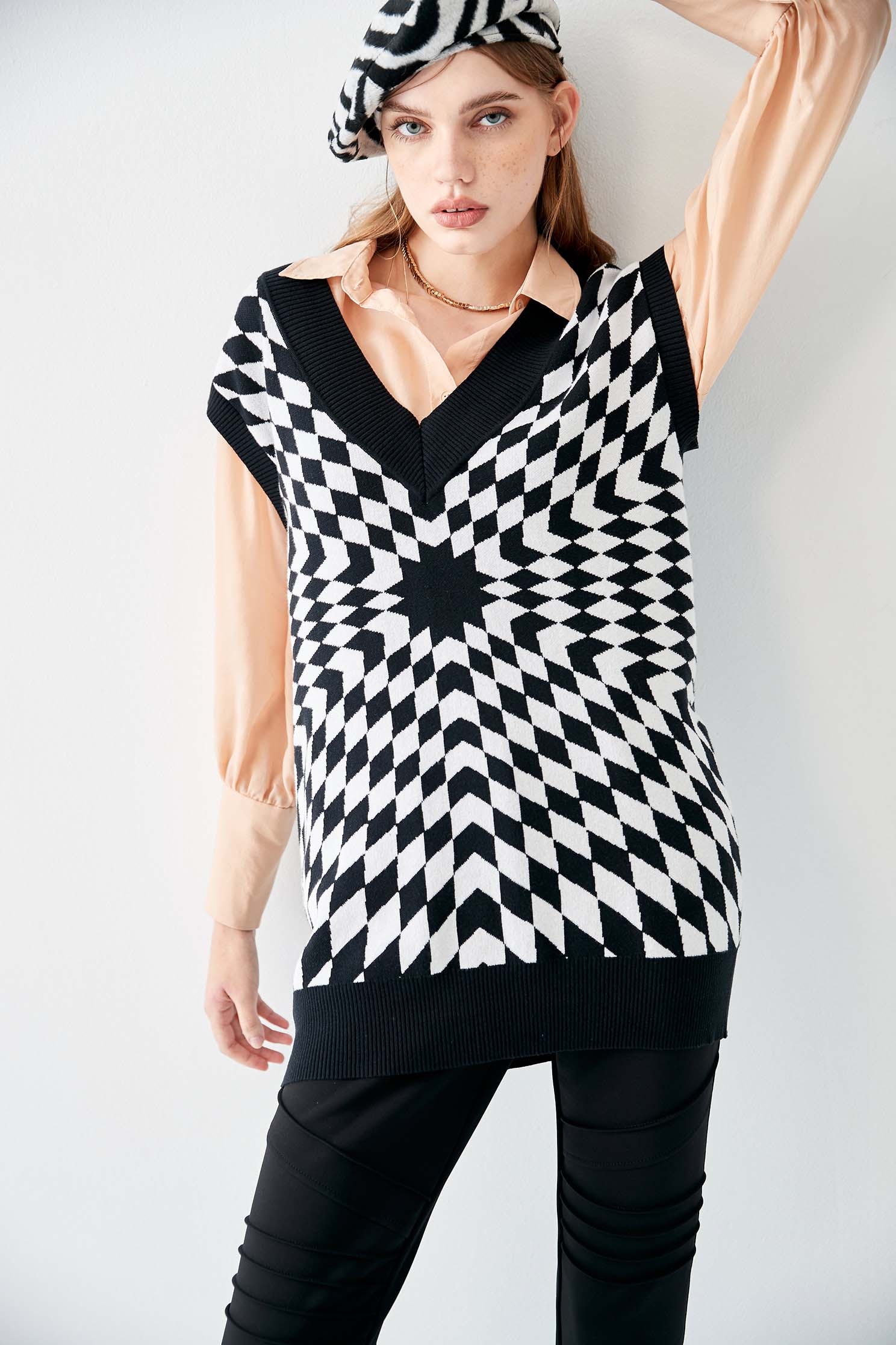 Hypnotic Spiral Pattern Knit VestKnit vest with kaleidoscope gingham check texture,V-Neck T shirts,sleeveless tops,Tops,sleeveless tops,Season (AW) Look,sleeveless tops,Knitted,Knitted tops