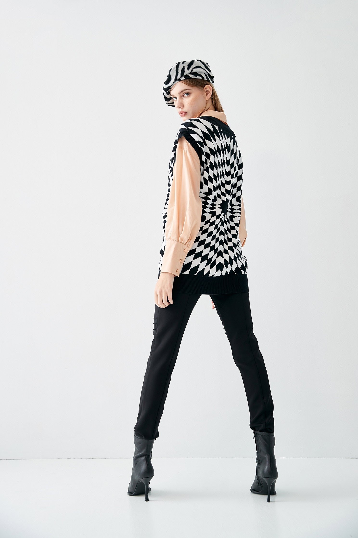 Hypnotic Spiral Pattern Knit VestKnit vest with kaleidoscope gingham check texture,V-Neck T shirts,sleeveless tops,Tops,sleeveless tops,Season (AW) Look,sleeveless tops,Knitted,Knitted tops