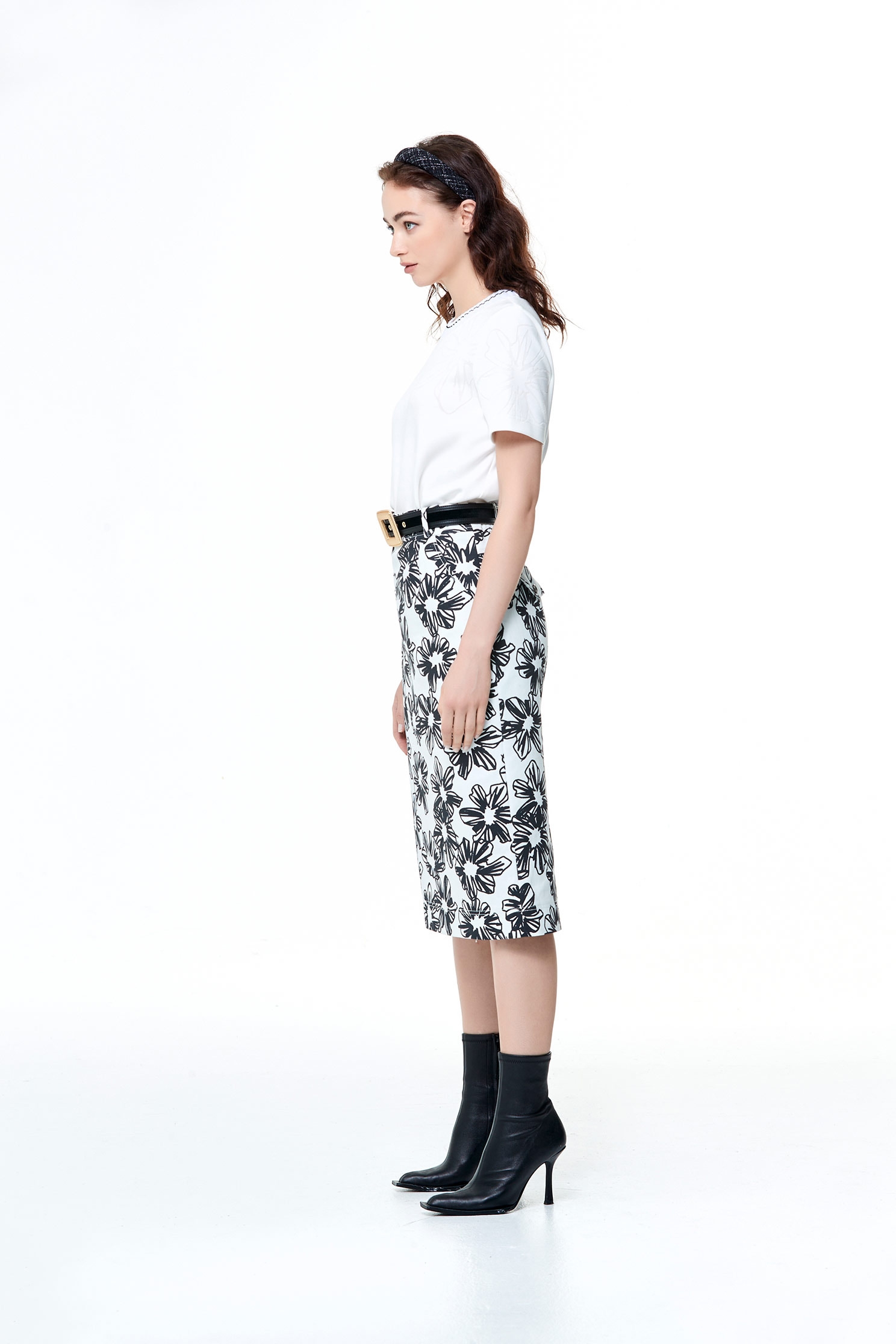 Short Sleeve Top with White Floral Graphic PrintShort Sleeve Top with White Floral Graphic Print,Tops,Season (AW) Look