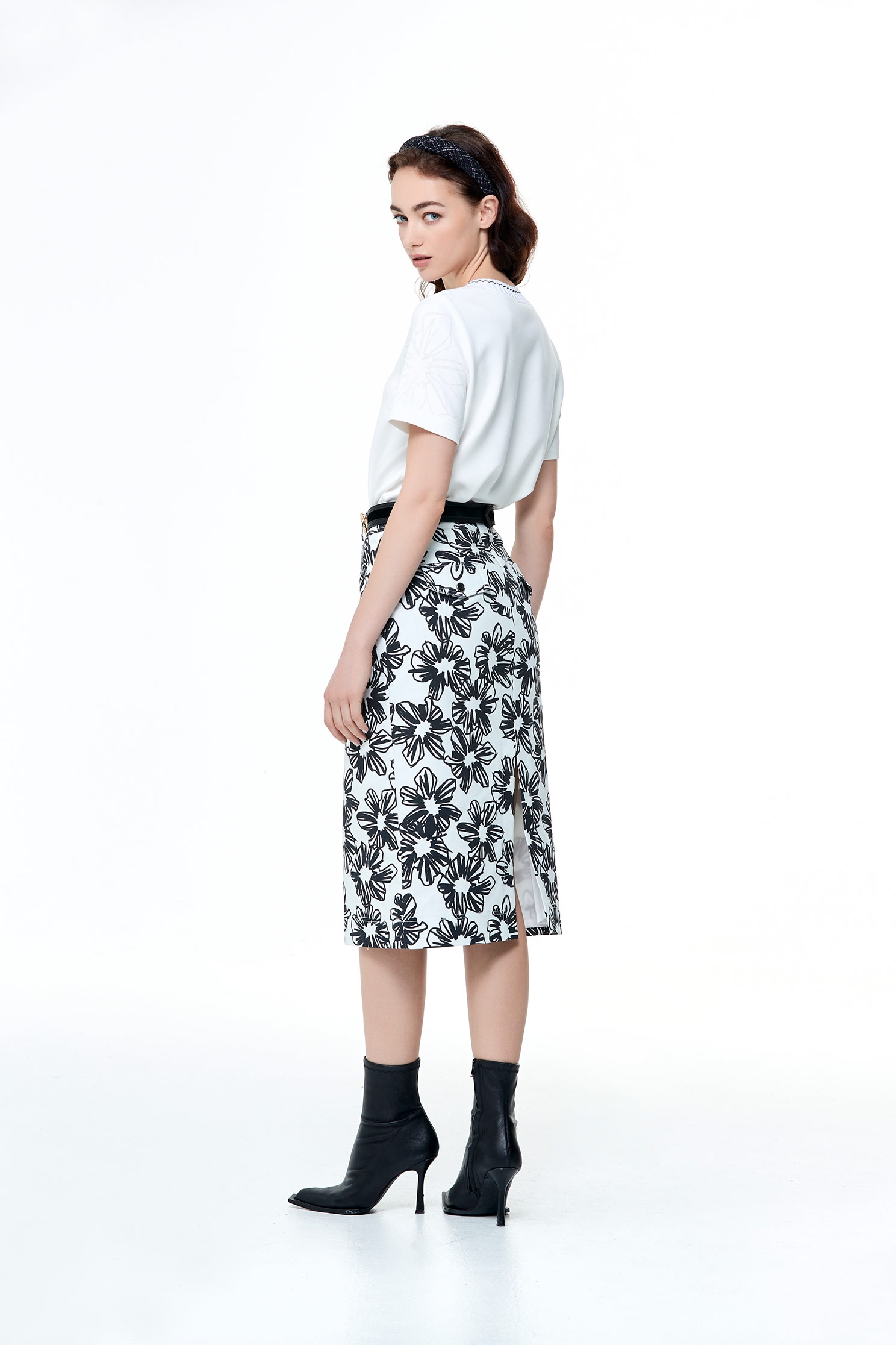 Short Sleeve Top with White Floral Graphic PrintShort Sleeve Top with White Floral Graphic Print,Tops,Season (AW) Look