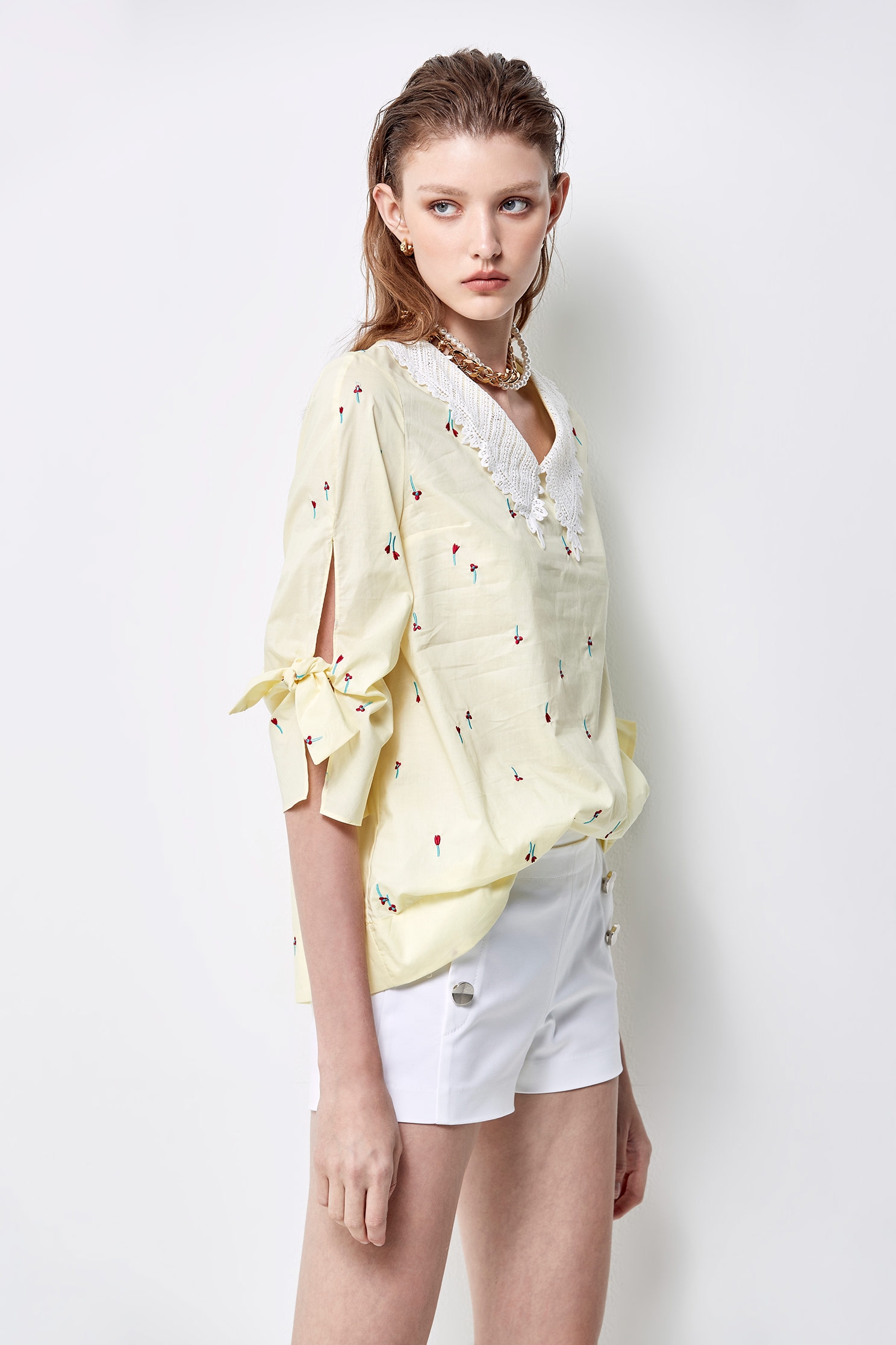 Floral Embroidered Top With Cut-Out Lace CollarVintage court-style top with lace collar,Tops,Embroidered,Season (SS) Look,Lace,upperclass