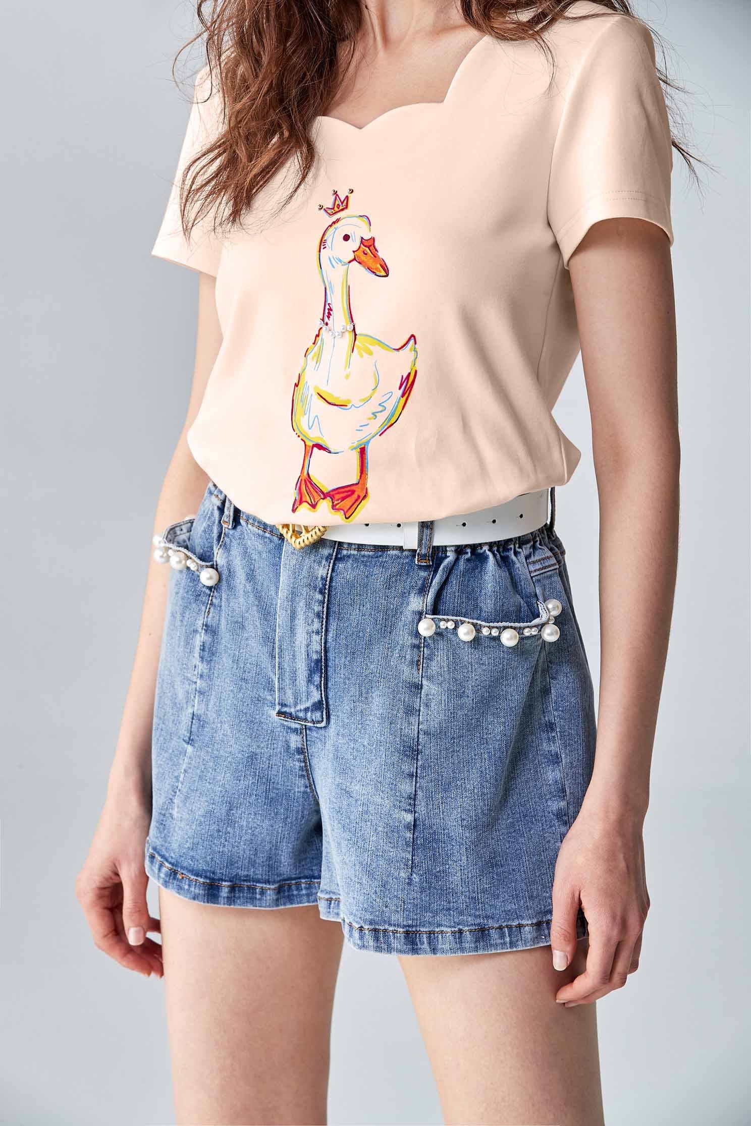 Scallop Neckline Tee With Graphic PrintT-shirt with duck print,T-shirts,T-shirts,Tops,pearl,Season (AW) Look