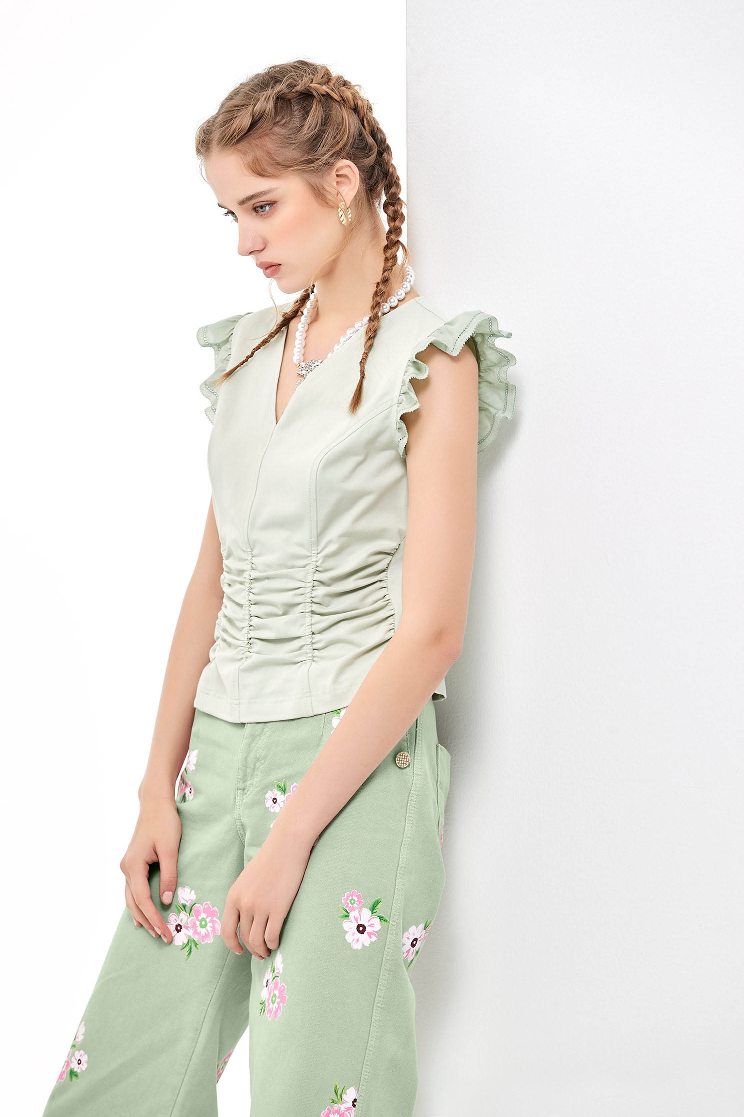 V-neck Gathered Detail VestV-neck Gathered Detail Vest,T-shirts,Tops,Embroidered,Season (AW) Look