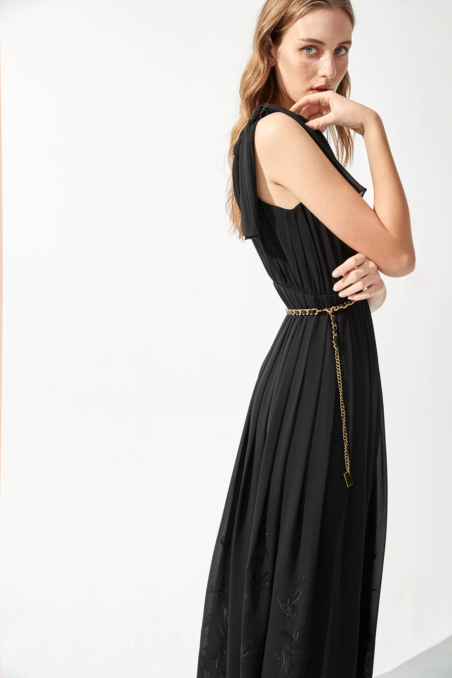 Overlap Pleated Maxi DressLow-cut floral long dress with embroidery,V-Neck T shirts,Embroidered,cocktaildresses,Season (SS) Look,mothergift,Evening dresses,Maxi dresses,Chiffon,Chiffon dresses,Black dresses