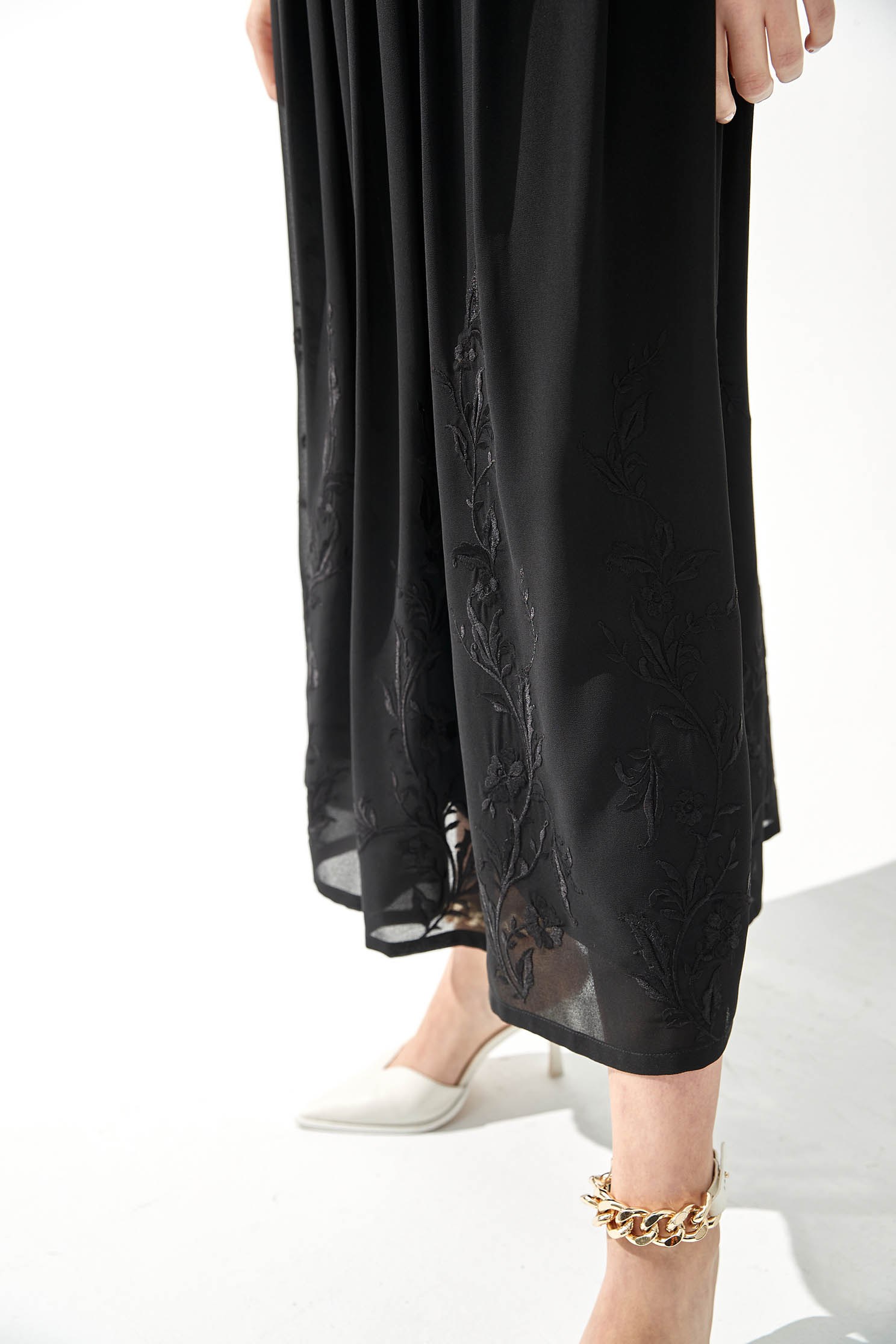 Overlap Pleated Maxi DressLow-cut floral long dress with embroidery,V-Neck T shirts,Embroidered,cocktaildresses,Season (SS) Look,mothergift,Evening dresses,Maxi dresses,Chiffon,Chiffon dresses,Black dresses