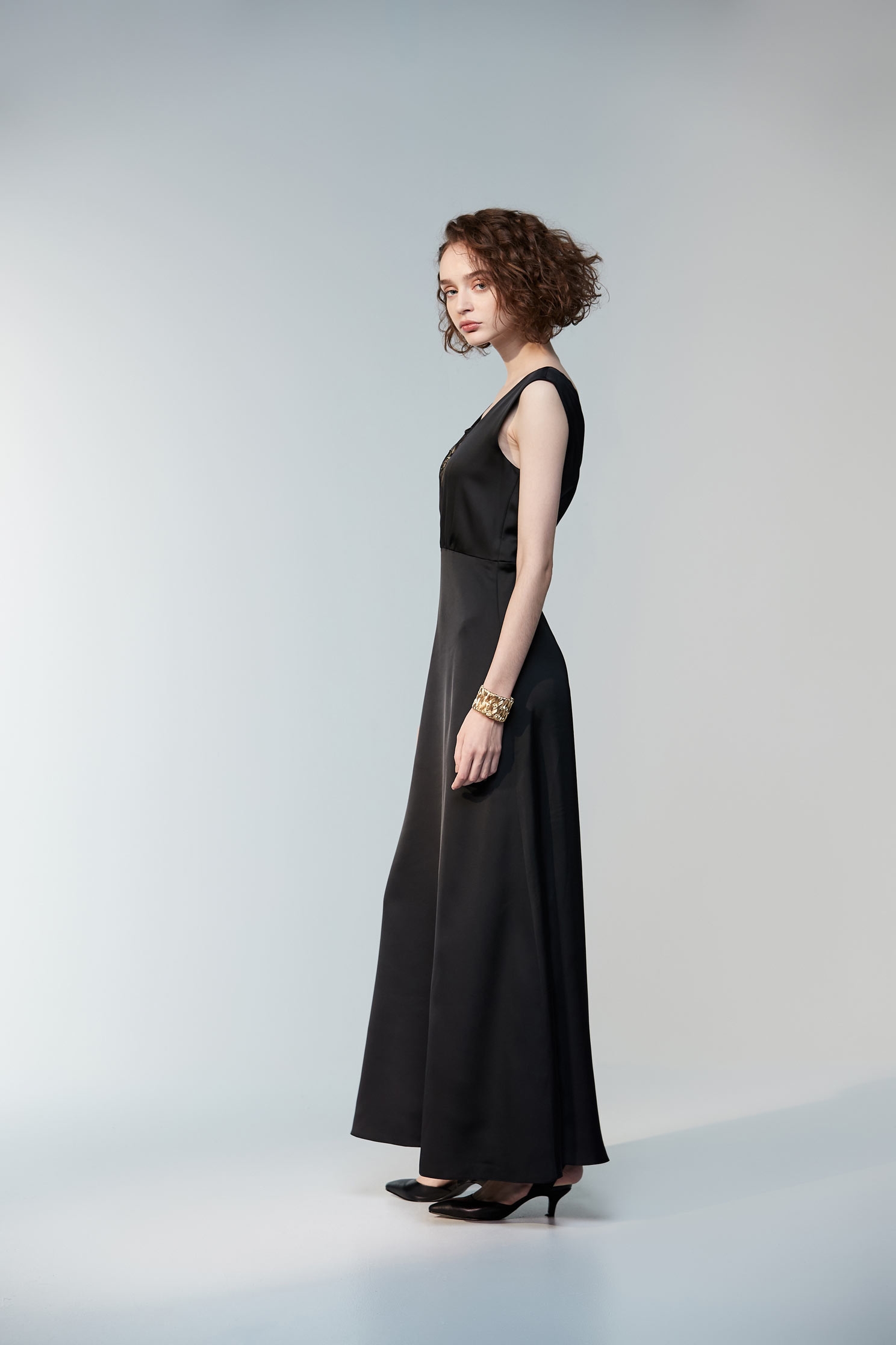 Plunging Neckline Maxi DressSATIN DRESS,Dresses,cocktaildresses,Season (SS) Look,Sleeveless dresses,Evening dresses,Season (AW) Look,Embroidered,Maxi dresses,Black dresses