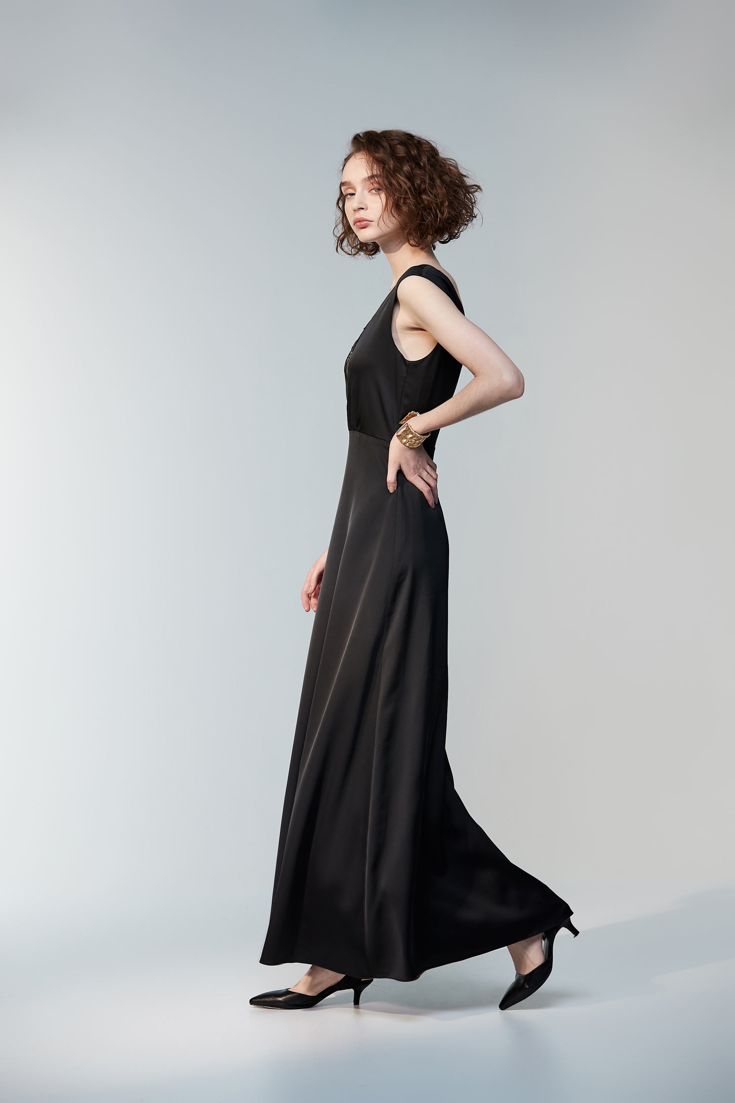 Plunging Neckline Maxi DressSATIN DRESS,Dresses,cocktaildresses,Season (SS) Look,Sleeveless dresses,Evening dresses,Season (AW) Look,Embroidered,Maxi dresses,Black dresses