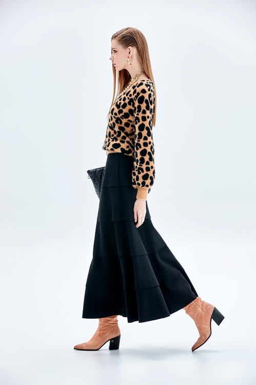 V-neck Leopard Print Knit Top,,V-neck Leopard Print Knit Top,Culottes,Season (AW) Look,Culottes,Pants,Jackets,Outerwear,Season (AW) Look,Tops,Cropped tops,Season (AW) Look,Knitted,Knitted tops,Knitted tops,Tops,Season (AW) Look,Knitted,Knitted tops,Knitted tops