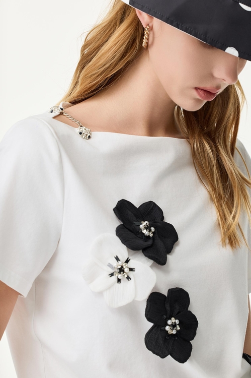 Contrast Floral Detail Short Sleeve Tee,,Contrast Floral Detail Short Sleeve Tee,Season (SS) Look,Midi skirts,T-shirts,Tops,Season (SS) Look,Cotton