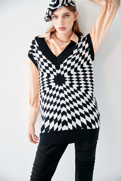 Hypnotic Spiral Pattern Knit Vest