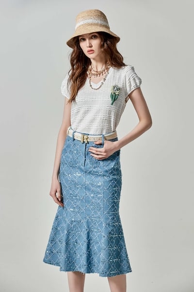 Short Sleeve Top With Floral Brooch